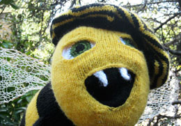 knitted bee 